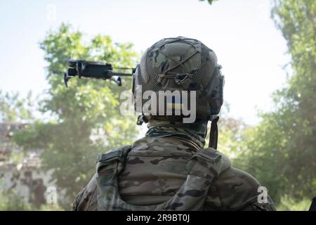 Ukraine. 20th juin 2023. Un soldat a été vu démontrer une mission de drone dans le village nouvellement libéré de Storozheve. Alors que la contre-offensive ukrainienne tant attendue a commencé, la force armée ukrainienne est confrontée à une forte résistance de la part des soldats russes. Malgré la libération de plusieurs villages, dont Neskuchne, Storozheve, Blahodatne dans la région sud-est de Donetsk, la contre-offensive reste lente. (Credit image: © Ashley Chan/SOPA Images via ZUMA Press Wire) USAGE ÉDITORIAL SEULEMENT! Non destiné À un usage commercial ! Banque D'Images