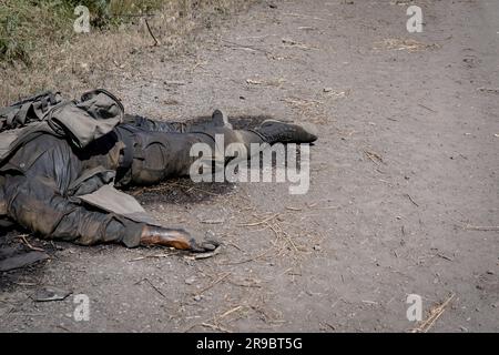 Ukraine. 20th juin 2023. (NOTE DE LA RÉDACTION: L'image dépeint la mort).Un soldat russe mort est vu dans le village nouvellement libéré de Storozheve. Alors que la contre-offensive ukrainienne tant attendue a commencé, la force armée ukrainienne est confrontée à une forte résistance de la part des soldats russes. Malgré la libération de plusieurs villages, dont Neskuchne, Storozheve, Blahodatne dans la région sud-est de Donetsk, la contre-offensive reste lente. (Credit image: © Ashley Chan/SOPA Images via ZUMA Press Wire) USAGE ÉDITORIAL SEULEMENT! Non destiné À un usage commercial ! Banque D'Images