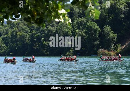 Eglisau, Suisse. 25th juin 2023. Les participants participent à la course de bateaux-dragons d'Eglisau 31st à Eglisau, en Suisse, au 25 juin 2023. La course de bateaux-dragons d'Eglisau 31st s'est déroulée sur le Rhin dans la ville suisse d'Eglisau pendant le week-end de 24-25 juin. Au total, 80 équipes, avec plus de 1 680 personnes, ont participé à la course. L'événement de deux jours a également vu 3 000 autres personnes encourager les participants. Credit: Lian Yi/Xinhua/Alay Live News Banque D'Images