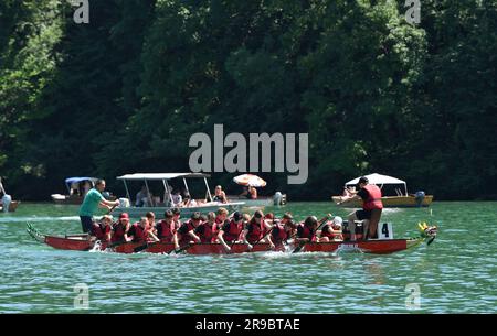Eglisau, Suisse. 25th juin 2023. Les participants participent à la course de bateaux-dragons d'Eglisau 31st à Eglisau, en Suisse, au 25 juin 2023. La course de bateaux-dragons d'Eglisau 31st s'est déroulée sur le Rhin dans la ville suisse d'Eglisau pendant le week-end de 24-25 juin. Au total, 80 équipes, avec plus de 1 680 personnes, ont participé à la course. L'événement de deux jours a également vu 3 000 autres personnes encourager les participants. Credit: Lian Yi/Xinhua/Alay Live News Banque D'Images