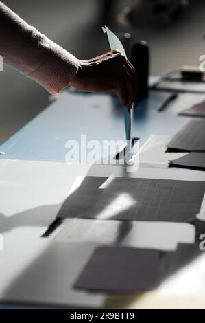 Guatemala, Guatemala. 25th juin 2023. Un électeur vote dans un bureau de vote à Guatemala, Guatemala, 25 juin 2023. Les bureaux de vote ont ouvert dimanche au Guatemala pour des élections générales afin de choisir le prochain président, les membres du Congrès, les maires locaux et les représentants du Parlement centraméricain. Credit: Ulis Rodr¨ªguez/Xinhua/Alay Live News Banque D'Images