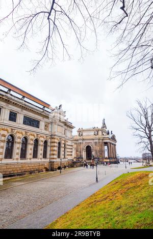 Dresde, Allemagne - DEC 19, 2021: L'Académie d'Art, Kunsthalle ou Lipsiusbau, est un bâtiment d'université et d'exposition à Dresde, siège de l'ONU Banque D'Images