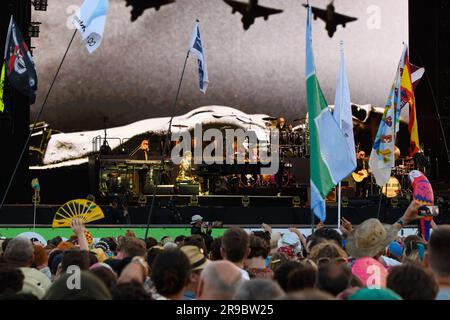 Somerset, Royaume-Uni. 25 juin 2023. Elton John se produit sur la Pyramid Stage, au Glastonbury Festival à la ferme de la ville de Kellon Farm, dans le Somerset. Date de la photo: Dimanche 25 juin 2023. Le crédit photo devrait se lire: Matt Crossick/Empics/Alamy Live News Banque D'Images