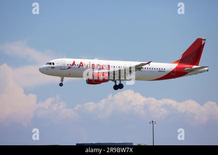 Avianca Airbus 320, N862AV, atterrissage à l'aéroport Pearson de Toronto, piste 05L. Banque D'Images