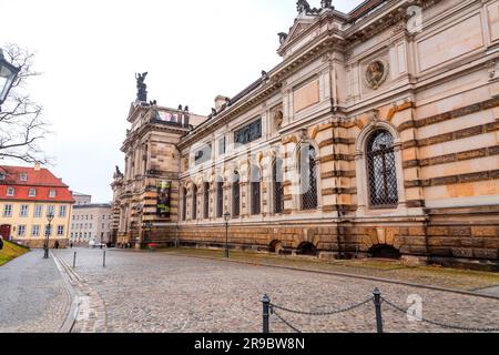 Dresde, Allemagne - DEC 19, 2021: L'Académie d'Art, Kunsthalle ou Lipsiusbau, est un bâtiment d'université et d'exposition à Dresde, siège de l'ONU Banque D'Images