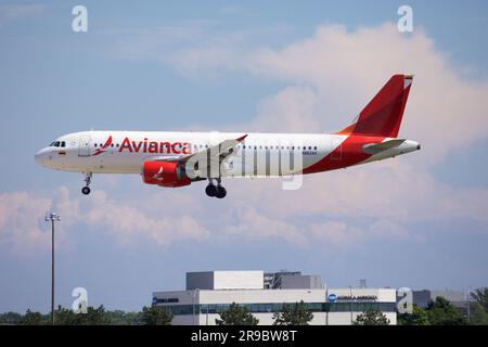 Avianca Airbus 320, N862AV, atterrissage à l'aéroport Pearson de Toronto, piste 05L. Banque D'Images