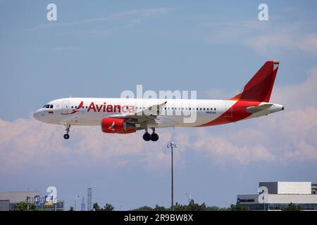 Avianca Airbus 320, N862AV, atterrissage à l'aéroport Pearson de Toronto, piste 05L. Banque D'Images