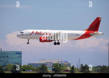 Avianca Airbus 320, N862AV, atterrissage à l'aéroport Pearson de Toronto, piste 05L. Banque D'Images