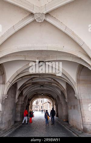 Dresde, Allemagne - 19 décembre 2021: Georgentor ou Georgenbau à la Residenzschloss dans la vieille ville de Dresde, la capitale de la Saxe, Allemagne. Banque D'Images