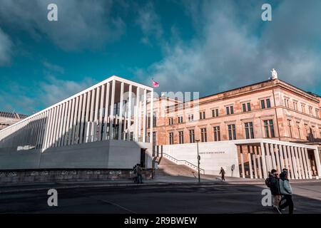 Berlin, Allemagne - 20 décembre 2021 : le musée de Pergame est un bâtiment classé sur l'île des musées, dans le centre historique de Berlin. Banque D'Images