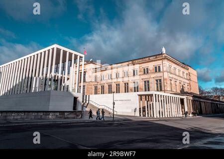 Berlin, Allemagne - 20 décembre 2021 : le musée de Pergame est un bâtiment classé sur l'île des musées, dans le centre historique de Berlin. Banque D'Images