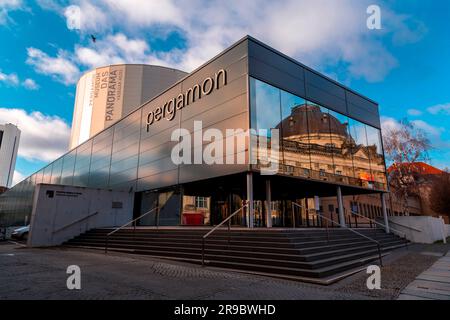 Berlin, Allemagne - 120 DEC 2021: Le bâtiment moderne du musée de Pergame Panorama où une projection à 360 degrés de l'ancien Pergame est exposée. Banque D'Images