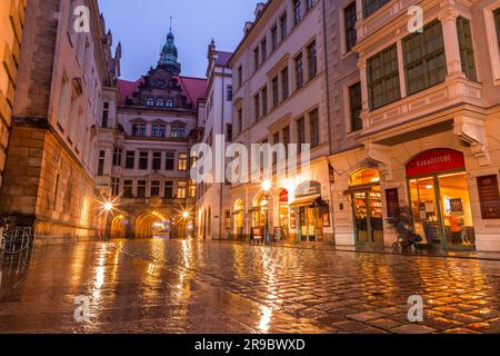 Dresde, Allemagne - 19 décembre 2021: Vue pittoresque d'hiver sur une nuit de pluie dans les rues de la vieille ville de Dresde, Altstadt. Banque D'Images