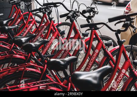 Berlin, Allemagne - 21 décembre 2021: Beaucoup de vélos garés en face de NH Collection Berlin Hôtel. Banque D'Images