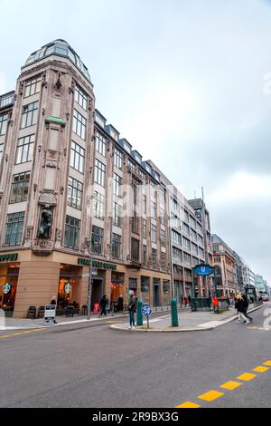 Berlin, Allemagne - DEC 21, 2021: Immeubles de bureaux et magasins sur Friedrichstrasse, l'un des principaux sites d'attraction dans le quartier central de Mitte de Ber Banque D'Images