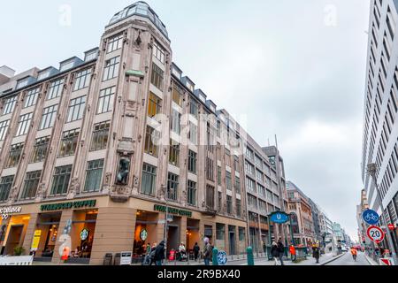 Berlin, Allemagne - DEC 21, 2021: Immeubles de bureaux et magasins sur Friedrichstrasse, l'un des principaux sites d'attraction dans le quartier central de Mitte de Ber Banque D'Images