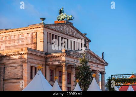 Berlin, Allemagne - 20 DEC 2021: La Konzerthaus Berlin est une salle de concert, la maison du Konzerthausorchester, sur la place Gendarmenmarkt au cen Banque D'Images