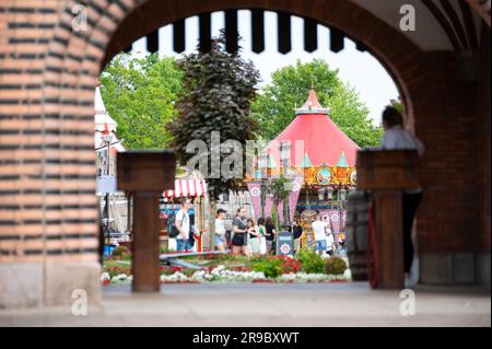 Sierksdorf, Allemagne. 24th juin 2023. Un carrousel près de la zone d'entrée. Indépendamment de l'incendie à Europapark à Rust dans le Bade-Wurtemberg, les opérateurs de Hansa Park à Sierksdorf dans le district d'Ostholstein sont confiants quant à la saison en cours. Il existe un concept global de prévention des incendies, a déclaré un porte-parole du parc. Credit: Jonas Walzberg/dpa/Alay Live News Banque D'Images