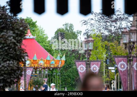 Sierksdorf, Allemagne. 24th juin 2023. Une promenade à côté d'un carrousel près de la zone d'entrée. Malgré l'incendie de l'Europapark à Rust dans le Bade-Wurtemberg, les opérateurs de Hansa Park à Sierksdorf dans le district d'Ostholstein sont confiants pour la saison en cours. Il existe un concept complet de prévention des incendies, a déclaré un porte-parole du parc (à dpa 'Hansa-Park préparé pour les vacanciers d'été - bien protégé contre les incendies') Credit: Jonas Walzberg/dpa/Alay Live News Banque D'Images