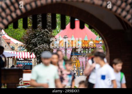 Sierksdorf, Allemagne. 24th juin 2023. Un carrousel près de la zone d'entrée. Malgré l'incendie de l'Europapark à Rust dans le Bade-Wurtemberg, les opérateurs de Hansa Park à Sierksdorf dans le district d'Ostholstein sont confiants pour la saison en cours. Il existe un concept complet de prévention des incendies, a déclaré un porte-parole du parc (à dpa 'Hansa-Park préparé pour les vacanciers d'été - bien protégé contre les incendies') Credit: Jonas Walzberg/dpa/Alay Live News Banque D'Images