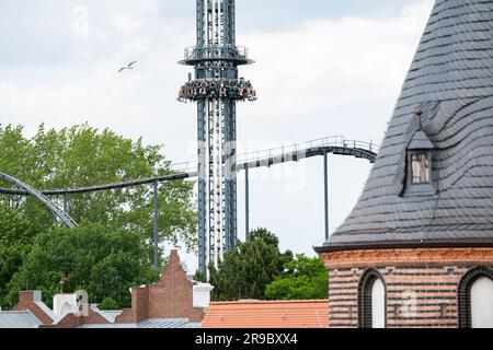 Sierksdorf, Allemagne. 24th juin 2023. Les visiteurs se rendent au-dessus des arbres et des toits du parc. Indépendamment de l'incendie à Europapark à Rust dans le Bade-Wurtemberg, les opérateurs de Hansa Park à Sierksdorf dans le district d'Ostholstein sont confiants quant à la saison en cours. Il existe un concept global de prévention des incendies, a déclaré un porte-parole du parc. Credit: Jonas Walzberg/dpa/Alay Live News Banque D'Images