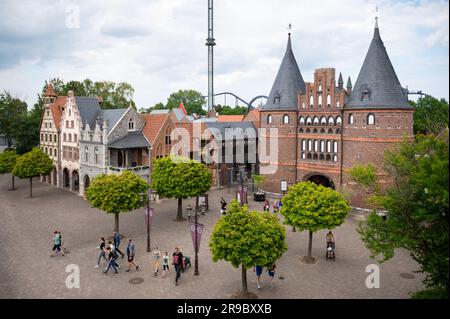 Sierksdorf, Allemagne. 24th juin 2023. L'entrée du parc Hansa. Malgré l'incendie d'Europapark à Rust dans le Bade-Wurtemberg, les opérateurs de Hansa Park à Sierksdorf dans le district d'Ostholstein sont confiants pour la saison en cours. Il existe un concept global de prévention des incendies, a déclaré un porte-parole du parc. Credit: Jonas Walzberg/dpa/Alay Live News Banque D'Images