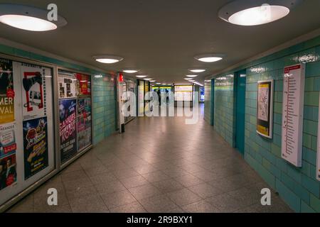 Berlin, Allemagne - DEC 21, 2021: À l'intérieur de la station de métro U Bahn Alexanderplatz à Berlin, Allemagne. Banque D'Images