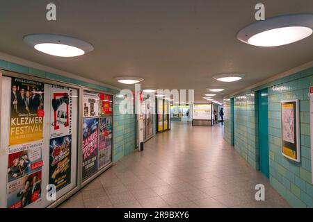 Berlin, Allemagne - DEC 21, 2021: À l'intérieur de la station de métro U Bahn Alexanderplatz à Berlin, Allemagne. Banque D'Images