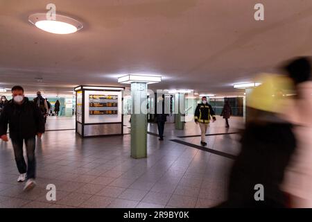 Berlin, Allemagne - DEC 21, 2021: À l'intérieur de la station de métro U Bahn Alexanderplatz à Berlin, Allemagne. Banque D'Images