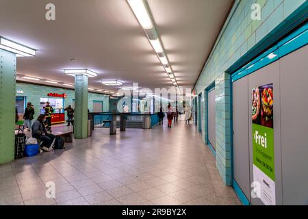 Berlin, Allemagne - DEC 21, 2021: À l'intérieur de la station de métro U Bahn Alexanderplatz à Berlin, Allemagne. Banque D'Images