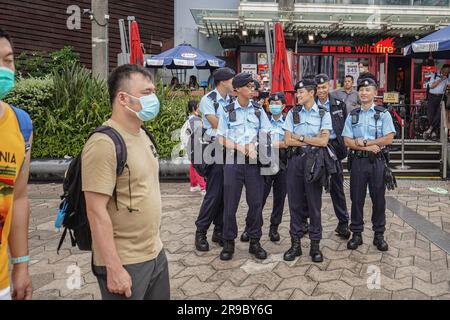 Des policiers patrouillent dans le front de mer de Tsim Sha Tsui East. Les courses internationales de bateaux-dragons de Hong Kong sont organisées par l'Office du tourisme de Hong Kong sur 24 juin et 25 juin dans le port de Victoria, Hong Kong, en 2023. L'événement attire des équipes de divers pays, dont la Thaïlande, le Canada, la Chine, l'Australie, et bien plus encore. Des milliers de personnes se rassemblent le long du front de mer de Tsim Sha Tsui East pour assister aux palpitantes courses de bateaux-dragons. Sur 25 juin, John Lee Ka-chiu, le directeur général de Hong Kong, assiste à la cérémonie de remise des prix pour les courses de bateaux-dragons. (Photo de Michael Ho Wai Lee/SOPA Images/Sipa USA) Banque D'Images