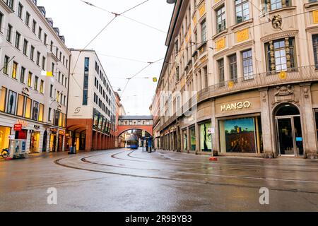 Munich, Allemagne - DEC 25, 2021: Bâtiments de la place Max Joseph dans le centre de Munich, du nom du roi Maximilian Joseph. Banque D'Images