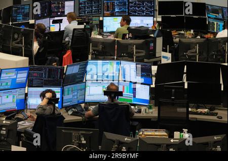 PRODUCTION - 22 juin 2023, Hesse, Francfort-sur-le-main: Les commerçants se trouvent devant leurs moniteurs dans la salle de négociation de Deutsche Börse. L'indice de référence allemand DAX existe depuis 35 ans sur 1 juillet. Photo: Alina Grünky/dpa Banque D'Images