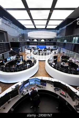 PRODUCTION - 22 juin 2023, Hesse, Francfort-sur-le-main: Les commerçants de la bourse de Deutsche Börse. L'indice de référence allemand DAX existe depuis 35 ans sur 1 juillet. Photo : Boris Roessler/dpa Banque D'Images