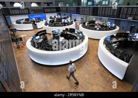 PRODUCTION - 22 juin 2023, Hesse, Francfort-sur-le-main: Les commerçants passent par la salle de négociation de Deutsche Börse. Le principal indice allemand, le DAX, existe depuis 35 ans sur 1 juillet. Photo : Boris Roessler/dpa Banque D'Images