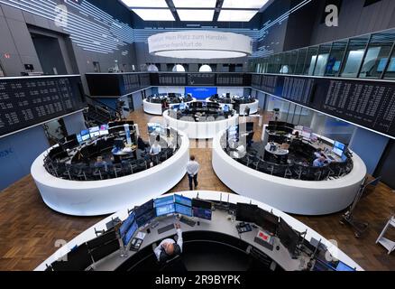 PRODUCTION - 22 juin 2023, Hesse, Francfort-sur-le-main: Les commerçants travaillent dans la salle de commerce de Deutsche Börse. Le principal indice allemand, le DAX, existe depuis 35 ans sur 1 juillet. Photo : Boris Roessler/dpa Banque D'Images