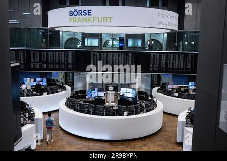 PRODUCTION - 22 juin 2023, Hesse, Francfort-sur-le-main: Les commerçants travaillent dans la salle de commerce de Deutsche Börse. Le principal indice allemand, le DAX, existe depuis 35 ans sur 1 juillet. Photo : Boris Roessler/dpa Banque D'Images