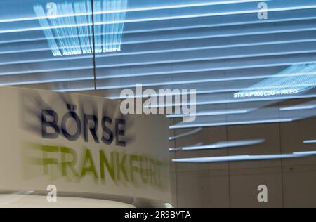 PRODUCTION - 22 juin 2023, Hesse, Francfort-sur-le-main: Le lettrage 'Börse Frankfurt' est situé dans la salle de négociation de Deutsche Börse. L'indice de référence allemand DAX existe depuis 35 ans sur 1 juillet. Photo: Alina Grünky/dpa Banque D'Images