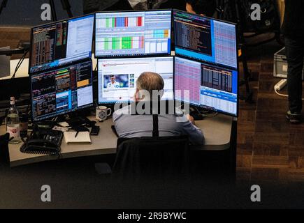 PRODUCTION - 22 juin 2023, Hesse, Francfort-sur-le-main: Les commerçants se trouvent devant leurs moniteurs dans la salle de négociation de Deutsche Börse. Le principal indice allemand, le DAX, existe depuis 35 ans sur 1 juillet. Photo: Alina Grünky/dpa Banque D'Images