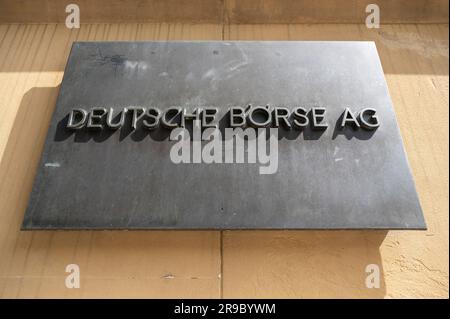 PRODUCTION - 22 juin 2023, Hesse, Francfort-sur-le-main : le lettrage « Deutsche Börse AG » est situé sur la façade du bâtiment de Börsenplatz. L'indice de référence allemand DAX existe depuis 35 ans sur 1 juillet. Photo: Alina Grünky/dpa Banque D'Images