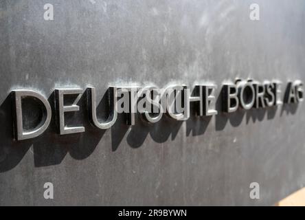 PRODUCTION - 22 juin 2023, Hesse, Francfort-sur-le-main : le lettrage « Deutsche Börse AG » est situé sur la façade du bâtiment de Börsenplatz. L'indice de référence allemand DAX existe depuis 35 ans sur 1 juillet. Photo: Alina Grünky/dpa Banque D'Images