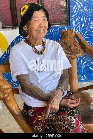 Buscalan, Philippines. 24th mai 2023. Maria Oggay, connue sous le nom d'Apo Whang-OD, est le plus ancien mamabatok ou tatoueur traditionnel aux Philippines. À 106 ans, Whang-OD pratique encore l'art antique du batok - la technique de tatouage à la main en utilisant une épine de citron et de la suie de charbon qu'elle a appris comme une adolescente. (À dpa 'Tattoo art à 106 ans: Visite de Vogue Cover Girl Whang-OD') Credit: Girlie Linao/dpa/Alay Live News Banque D'Images