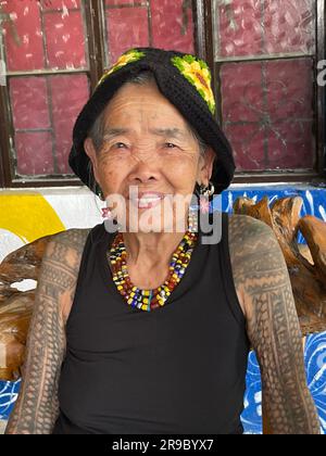 Buscalan, Philippines. 24th mai 2023. Maria Oggay, connue sous le nom d'Apo Whang-OD, est le plus ancien mamabatok ou tatoueur traditionnel aux Philippines. À 106 ans, Whang-OD pratique encore l'art antique du batok - la technique de tatouage à la main en utilisant une épine de citron et de la suie de charbon qu'elle a appris comme une adolescente. (À dpa 'Tattoo art à 106 ans: Visite de Vogue Cover Girl Whang-OD') Credit: Girlie Linao/dpa/Alay Live News Banque D'Images