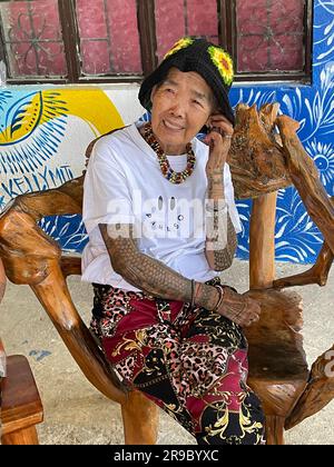 Buscalan, Philippines. 24th mai 2023. Maria Oggay, connue sous le nom d'Apo Whang-OD, est le plus ancien mamabatok ou tatoueur traditionnel aux Philippines. À 106 ans, Whang-OD pratique encore l'art antique du batok - la technique de tatouage à la main en utilisant une épine de citron et de la suie de charbon qu'elle a appris comme une adolescente. (À dpa 'Tattoo art à 106 ans: Visite de Vogue Cover Girl Whang-OD') Credit: Girlie Linao/dpa/Alay Live News Banque D'Images