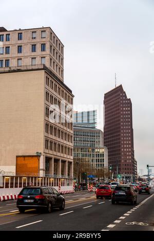 Berlin, Allemagne - 21 décembre 2021 : vue sur la rue depuis Berlin. Bâtiments résidentiels et paysage urbain dans la capitale allemande. Banque D'Images