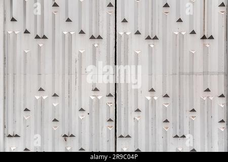 Vieux fragment de mur en béton, fond peint de texture de stuc avec reliefs géométriques Banque D'Images