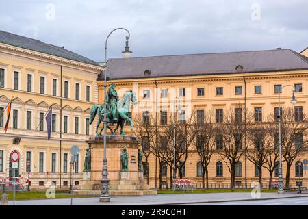 Munich, Allemagne - 25 décembre 2021 : statue équestre en bronze de Ludwig I, roi de Bavière de 1825 jusqu'aux révolutions de 1848 dans les États allemands. Banque D'Images