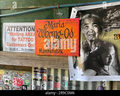 Buscalan, Philippines. 24th mai 2023. Des affiches et des signes sont dédiés à Maria Oggay, populairement connu sous le nom d'Apo Whang-OD, le plus ancien mamabatok ou tatoueur traditionnel aux Philippines. À 106 ans, Whang-OD pratique encore l'art antique du batok - la technique de tatouage à la main en utilisant une épine de citron et de la suie de charbon qu'elle a appris comme une adolescente. (À dpa 'Tattoo art à 106 ans: Une visite avec Vogue Cover Girl Whang-OD') Credit: Girlie Linao/dpa/Alay Live News Banque D'Images