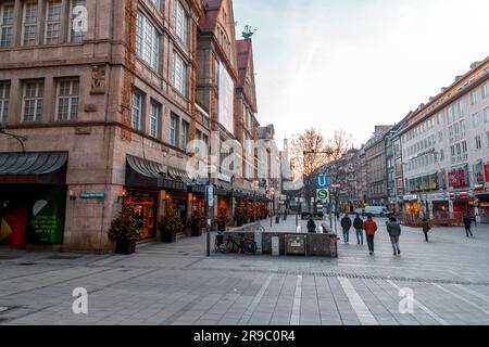 Munich, Allemagne - 23 décembre 2021: Les bâtiments de la Karlsplatz dans le quartier Statchus de Munich, la capitale de la Bavière, Allemagne. Banque D'Images