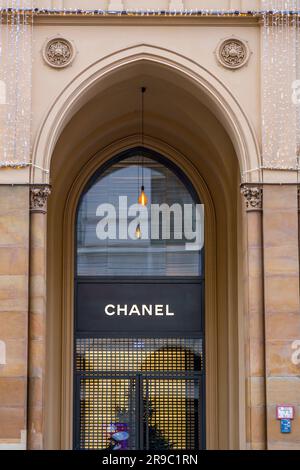 Munich, Allemagne - 25 décembre 2021 : enseigne et logo Chanel à l'entrée des boutiques de luxe sur Maximilanstrasse, rue Maximilian à Munich, Ger Banque D'Images